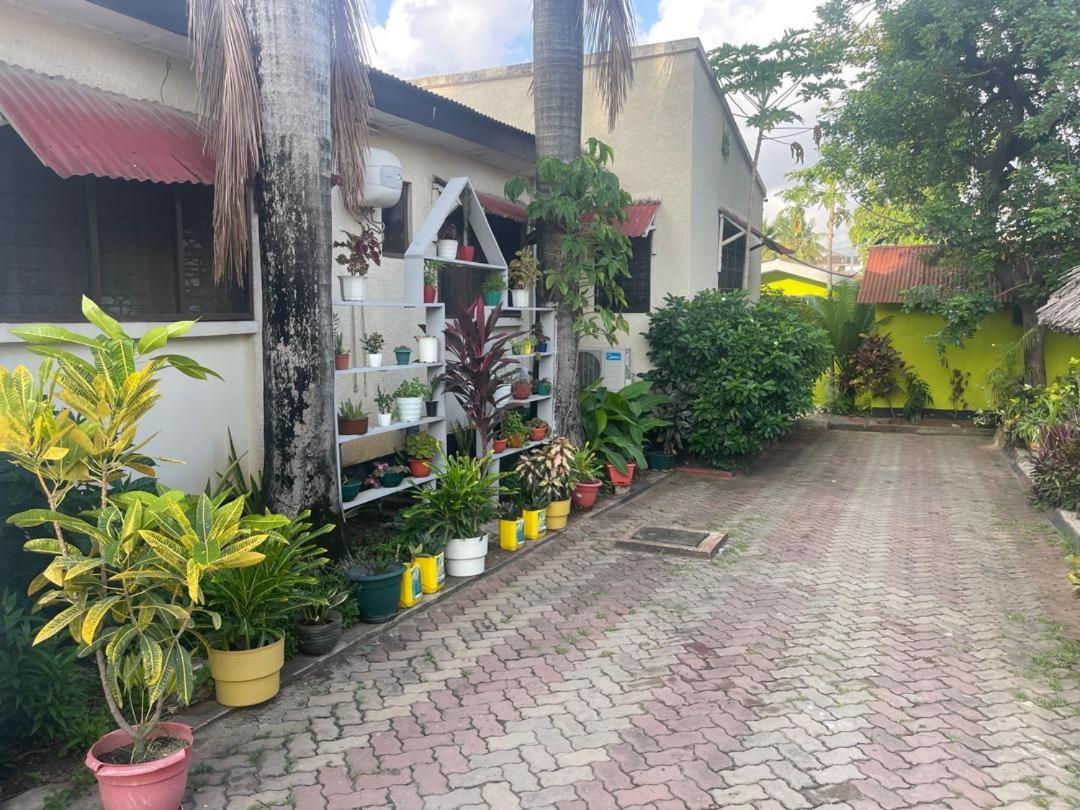 Bed and Breakfast L&J Modern Backpackers Kinondoni Dar es Salaam Zewnętrze zdjęcie